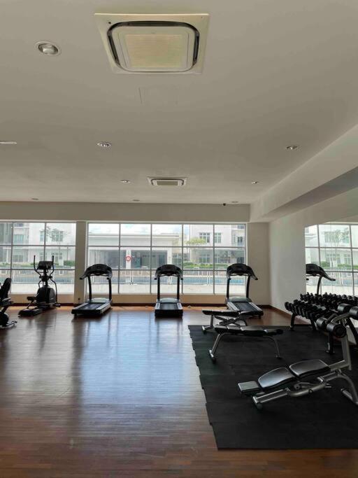 Fitness centrum a/nebo fitness zařízení v ubytování Near MMHE - Fully aircond - Seaview at Meridin Bayvue