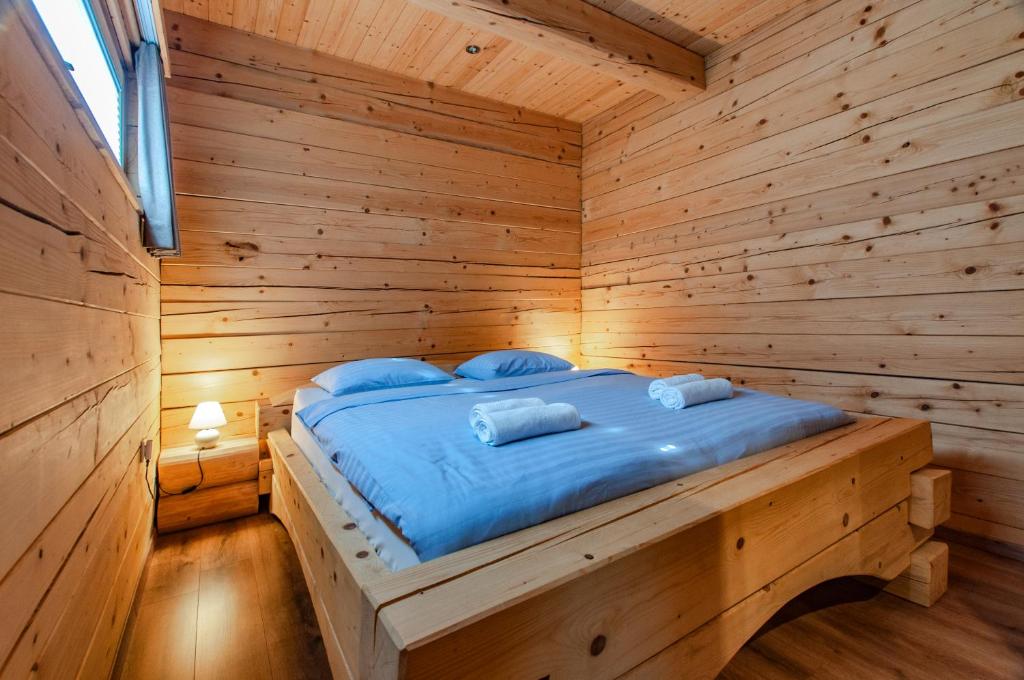 Postel nebo postele na pokoji v ubytování Log House Natura