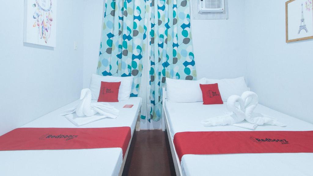Postel nebo postele na pokoji v ubytování RedDoorz at Bunakidz Lodge El Nido Palawan
