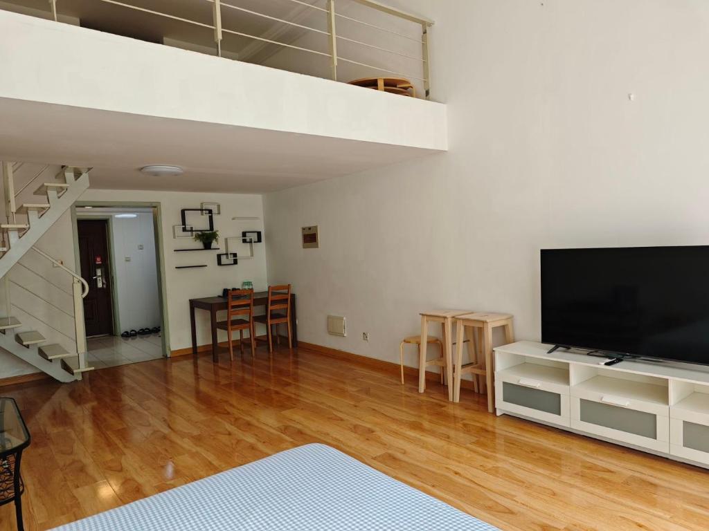 TV a/nebo společenská místnost v ubytování iNestin Shanghai Apt Xinjinqiao Road