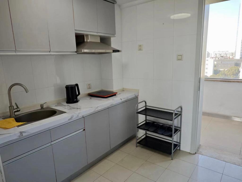 Kuchyň nebo kuchyňský kout v ubytování iNestin Shanghai Apt Xinjinqiao Road