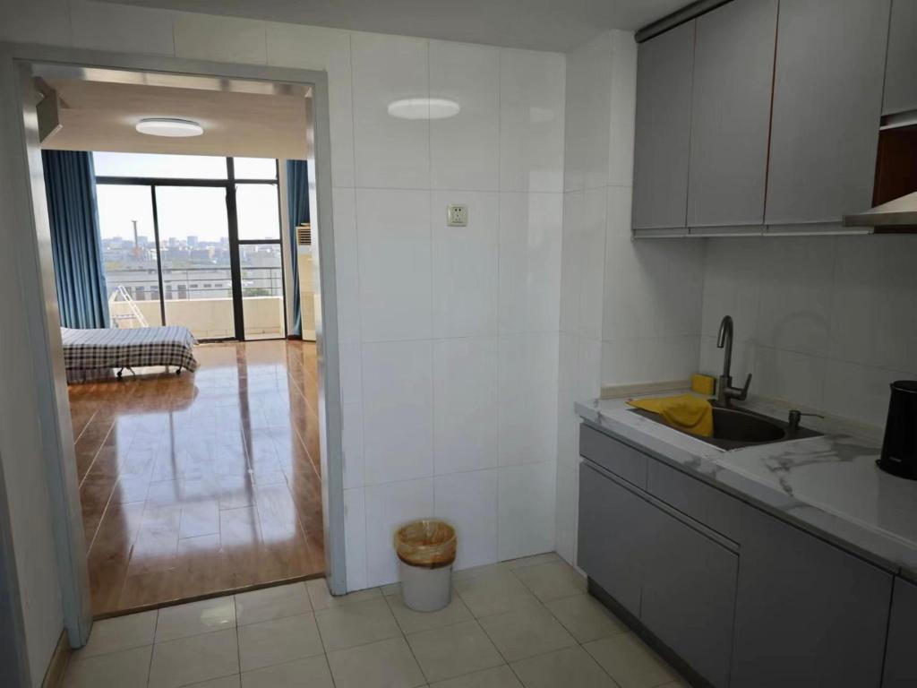 Kuchyň nebo kuchyňský kout v ubytování iNestin Shanghai Apt Xinjinqiao Road