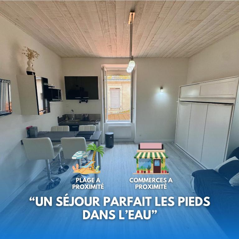 un salon avec un canapé et une table dans l'établissement Studio Océan Bleu, à Les Sables-dʼOlonne