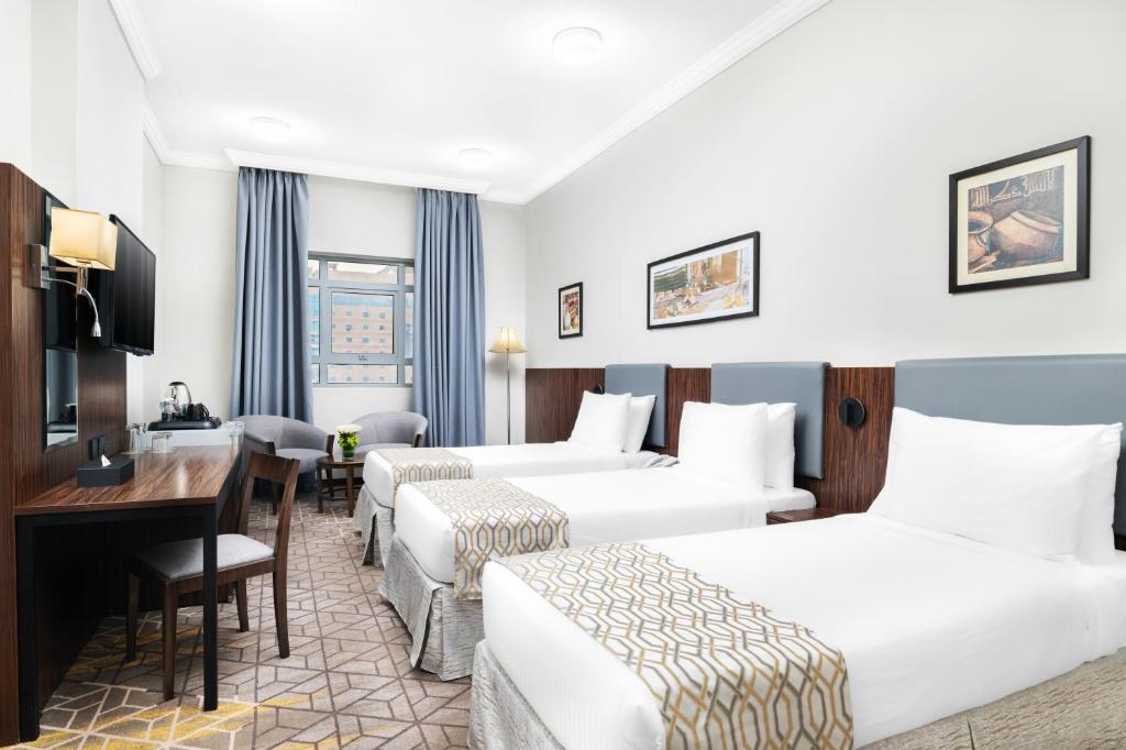 Postel nebo postele na pokoji v ubytování Elaf Bakkah Hotel