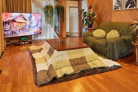 TV a/nebo společenská místnost v ubytování Malama Monstera 6名 BBQ ペット可 ビーチ ゴルフ 芝生の庭 観葉植物 リラックス