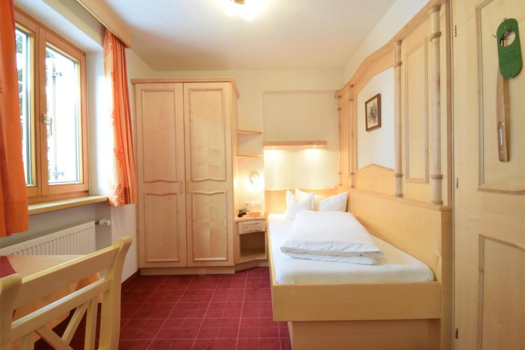 Una cama o camas en una habitación de Haus Jehle