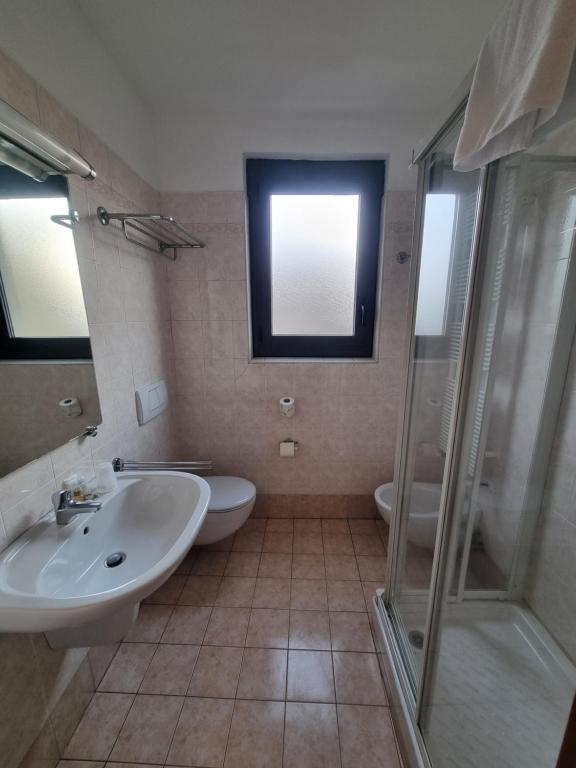 Koupelna v ubytování Aba Hotel
