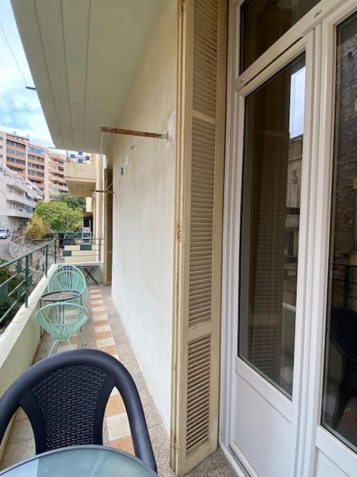un balcon avec une table, des chaises et une fenêtre dans l'établissement appartement Cyrnos 3Pc 73m2, à Ajaccio