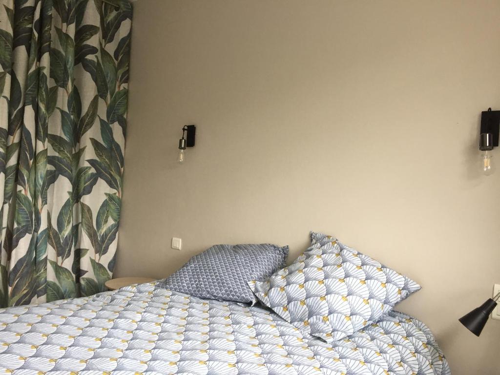 - une chambre avec un lit et 2 oreillers dans l'établissement Gite d aventure, à Névez