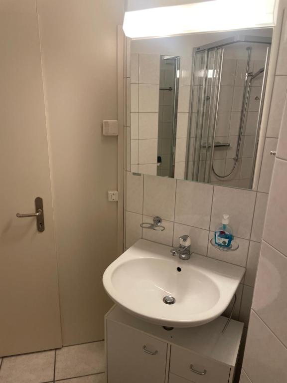 Koupelna v ubytování Zimmer mit privatem Badezimmer in guter Lage