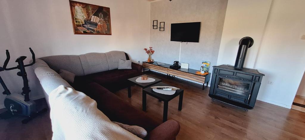 TV a/nebo společenská místnost v ubytování Apartment Nina-bazen-klima-parking
