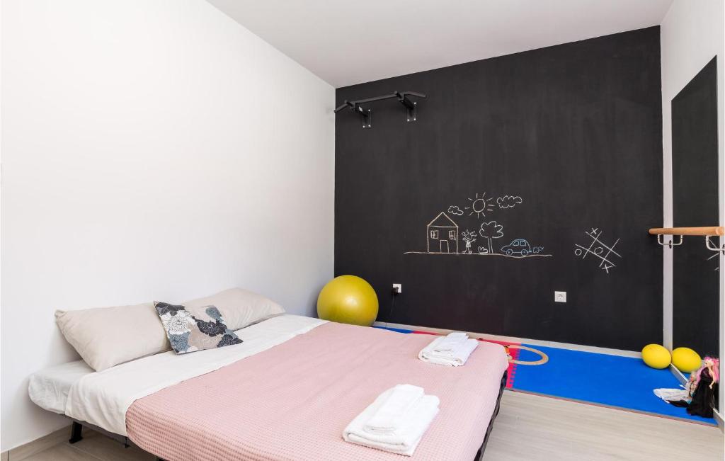 Posteľ alebo postele v izbe v ubytovaní 4 Bedroom Beautiful Home In Veprinac
