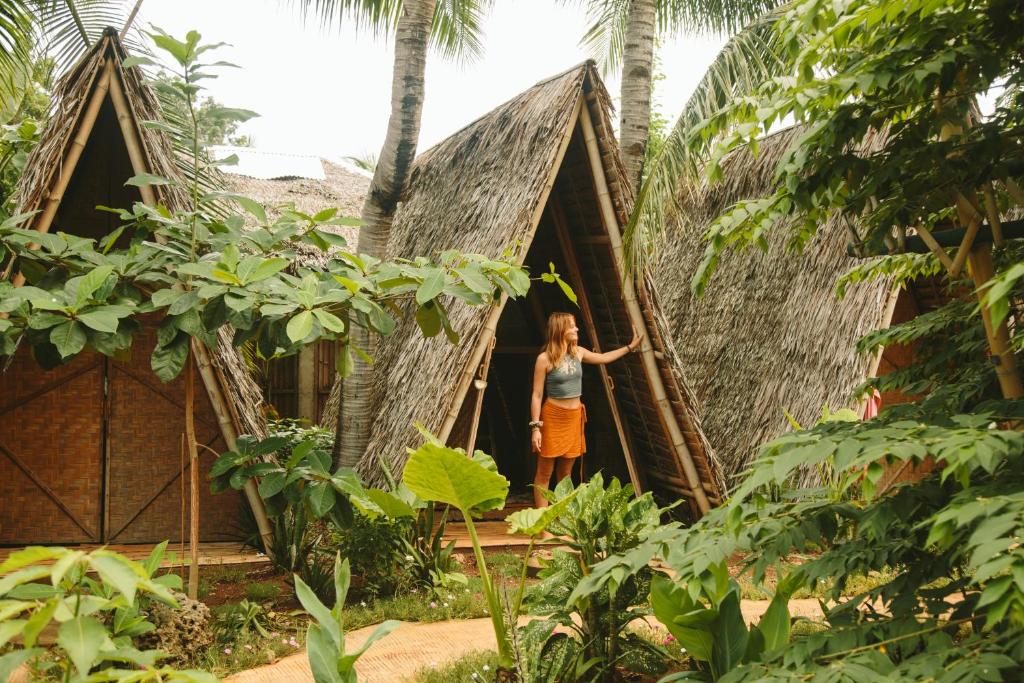 una mujer parada en la puerta de una casa en Wonderland, en Siquijor