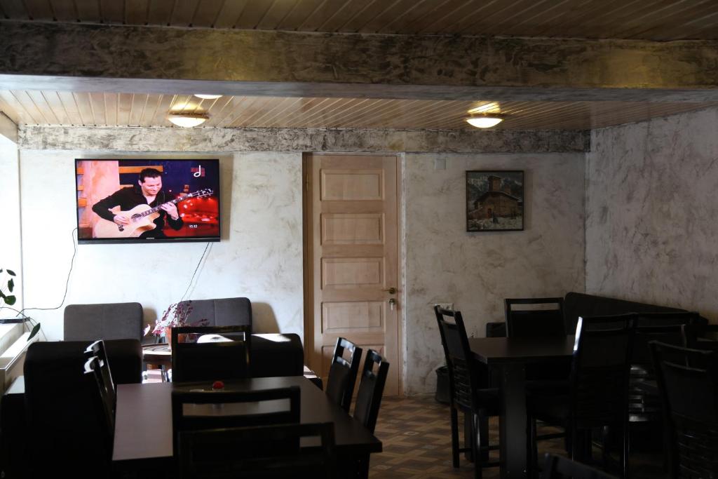 TV a/nebo společenská místnost v ubytování Guesthouse David Zhorzholiani