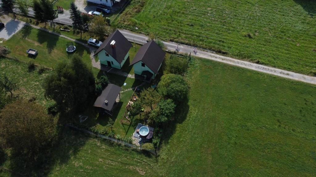 een luchtfoto van een huis in een veld bij Agroturystyka u Dudków- Balia i Apiterapia in Jeleśnia