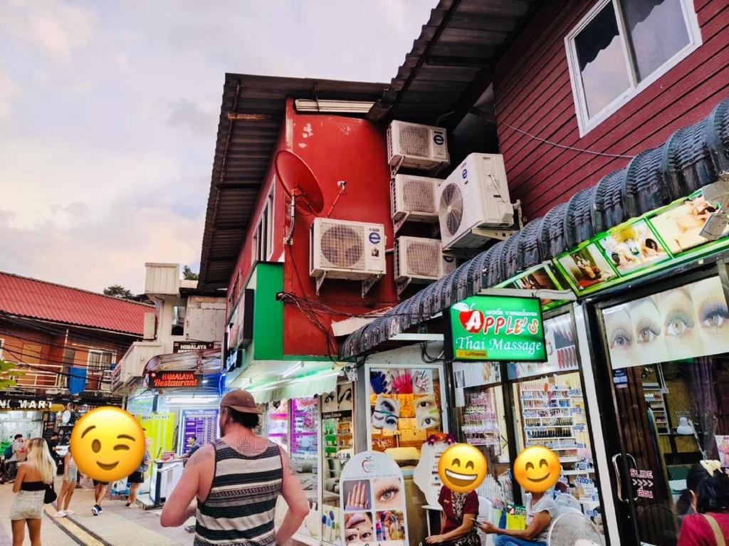 Supermarket nebo jiné obchody v  penzionu nebo okolí