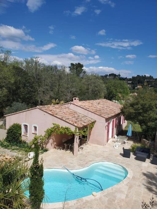 une maison avec une piscine devant dans l'établissement Villa 15 perso, piscine chauffée, au Thoronet