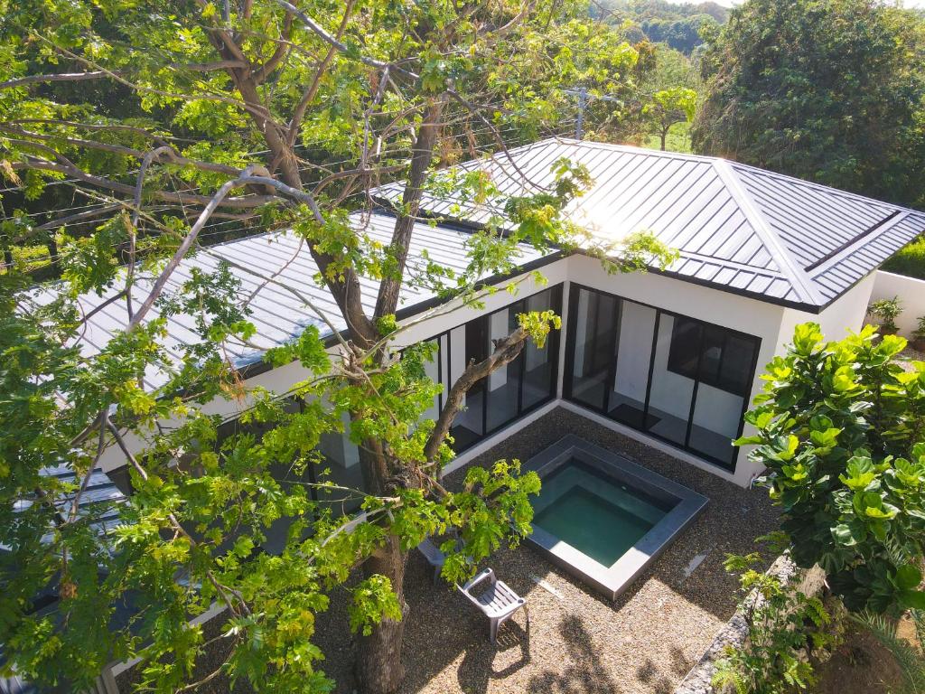 Πισίνα στο ή κοντά στο YUHI BEACH HOUSE Batangas