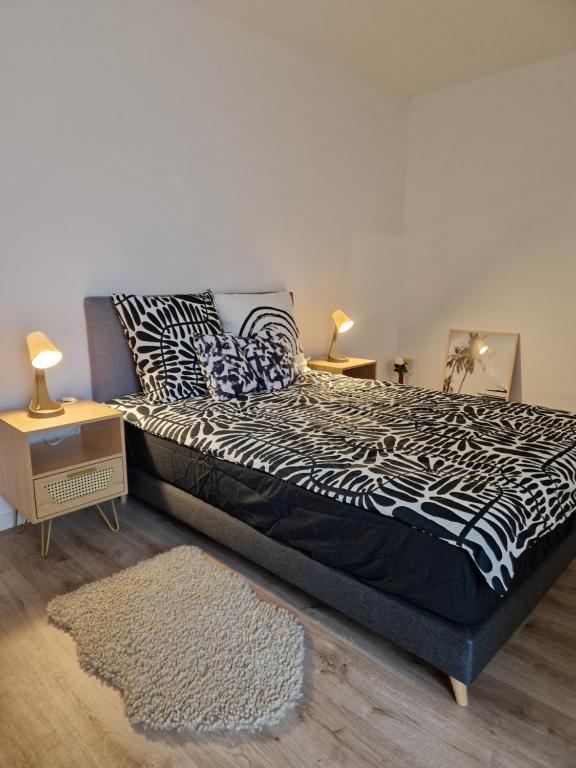 - une chambre avec un lit doté d'oreillers zébrés dans l'établissement Appartement in Sannois - 100m from train station and 20 min from Paris St Lazare, private parking, à Sannois