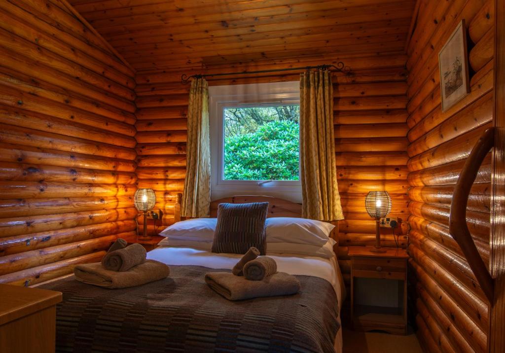 DuirinishにあるPabayの丸太小屋のベッドのある寝室
