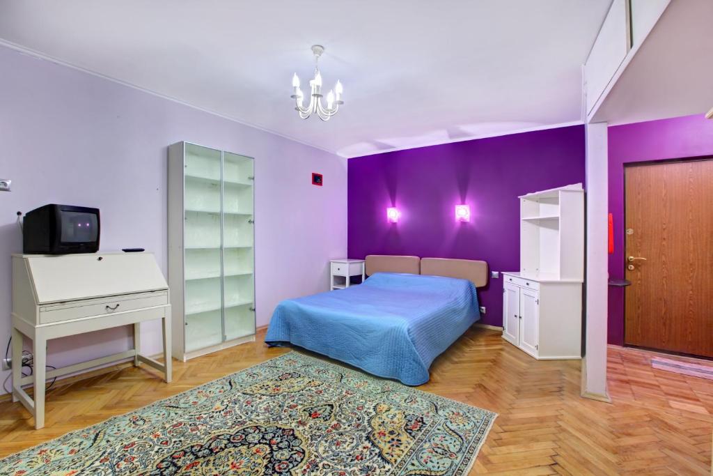 מיטה או מיטות בחדר ב-Standard Brusnika Apartment na Profsoyuznoy