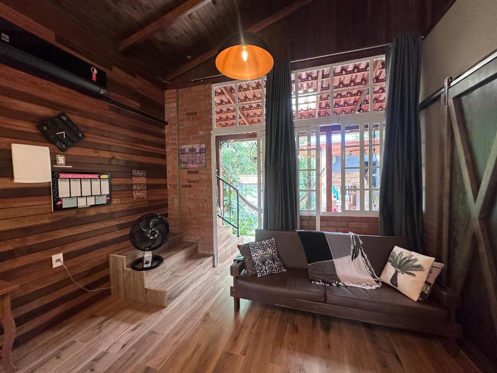 Posezení v ubytování Arthi - LINDO LOFT RECANTO DOS PASSARINHOS com HIDROMASSAGEM!