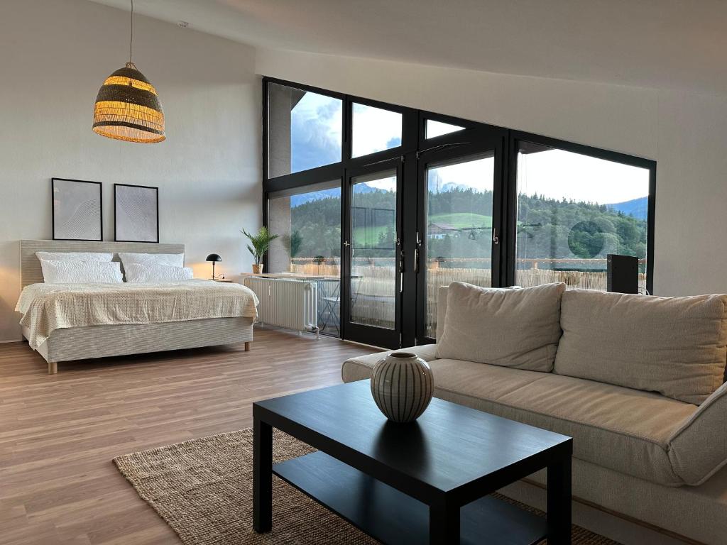 Ένα ή περισσότερα κρεβάτια σε δωμάτιο στο Flow Living I 118qm Design Maisonette mit Watzmannblick I Pool