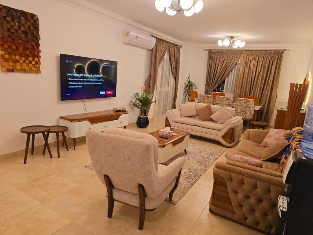 Μια τηλεόραση ή/και κέντρο ψυχαγωγίας στο Fabulous Brand New 3BR Apartmtent with Garden-Madinaty