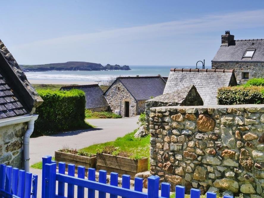 une clôture bleue devant un groupe de maisons dans l'établissement Penty Kersiguénou à Crozon - Vue mer, à Crozon