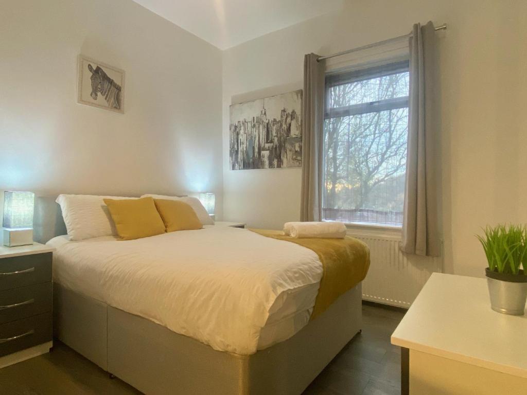 Postel nebo postele na pokoji v ubytování EMERALD LIVING - Stoke-on-Trent Central, close to Water World & Alton Towers, with free parking!