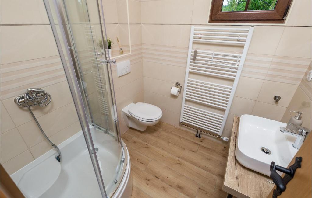 Kúpeľňa v ubytovaní 4 Bedroom Amazing Home In Otocac