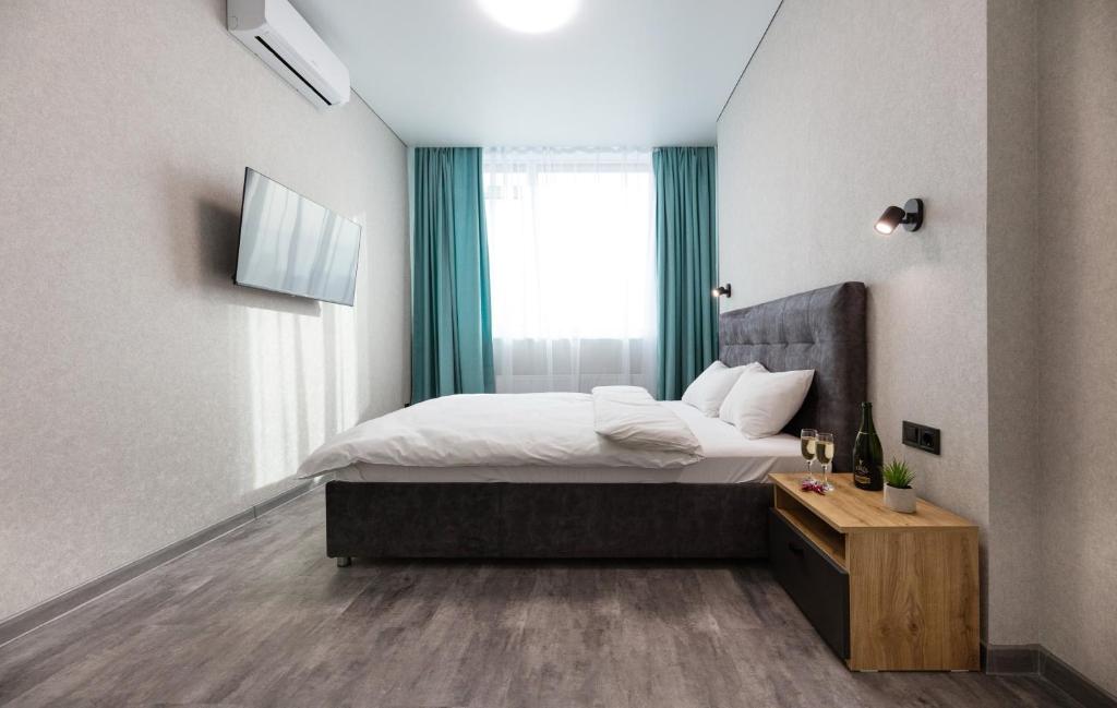 Giường trong phòng chung tại Nyvky Like Home - Manchattan City - Простора кв 335