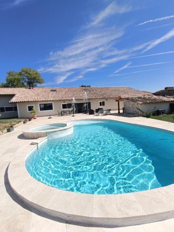 une piscine devant une maison dans l'établissement Le Basque, le palmier exotique, à Bazas