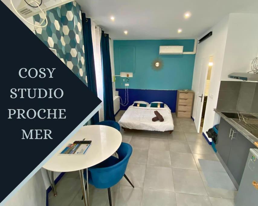a small room with a bed and a table and chairs at Cozy studio 3min MER nice CENTRE in Nice