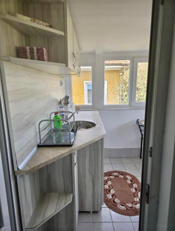 Kuchyň nebo kuchyňský kout v ubytování Cozy Apartment