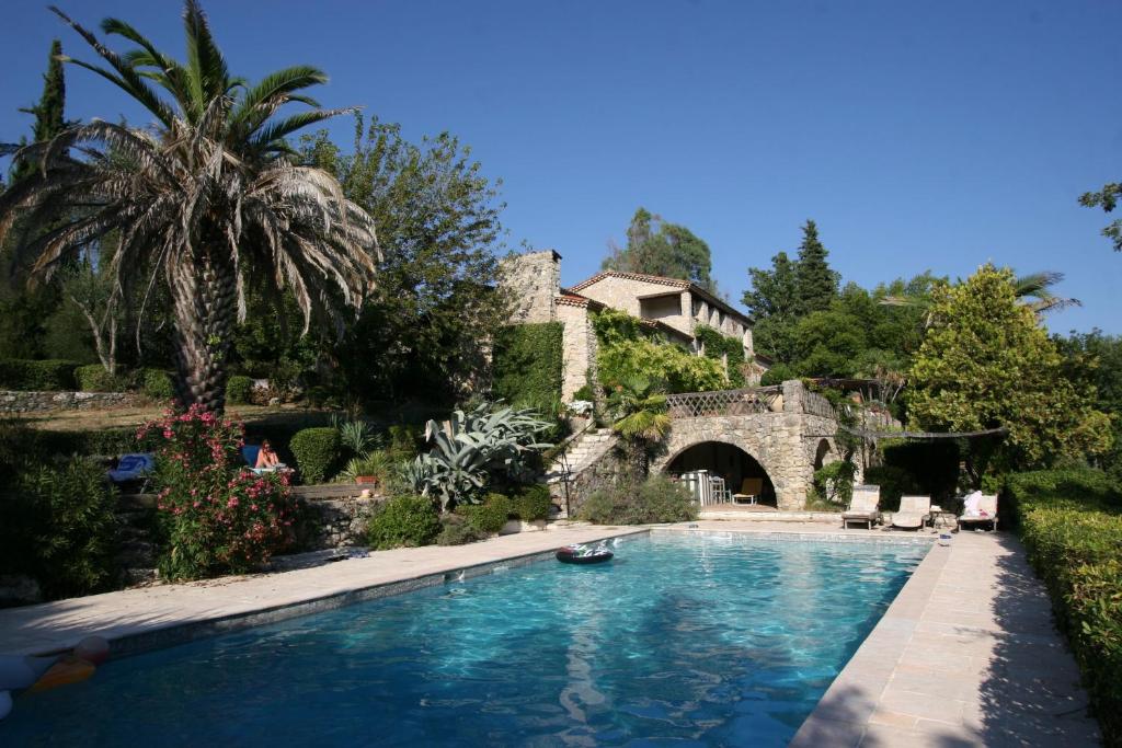 une piscine devant une maison dans l'établissement Bergerie de Peymeyan, à Saint-Paul-en-Forêt
