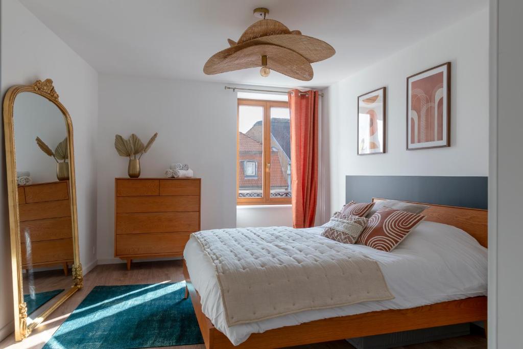 une chambre avec un lit avec un miroir et une fenêtre dans l'établissement Appartement Pandore - Colmar City Center - Balcony, à Colmar
