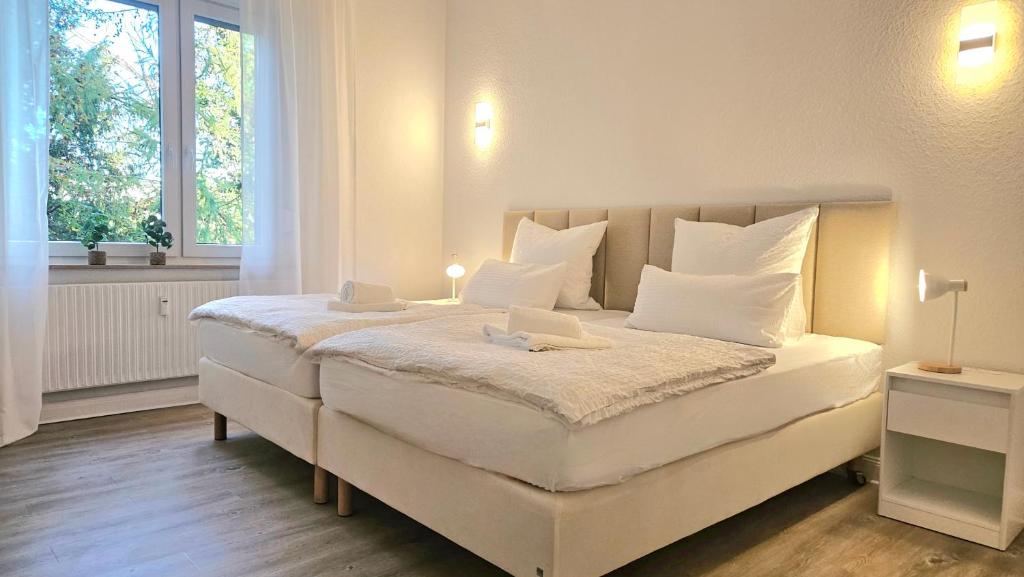 Postel nebo postele na pokoji v ubytování 122qm-Apartment - 4 Zimmer I Zentral I Küche I Balkon I Parken I WLAN
