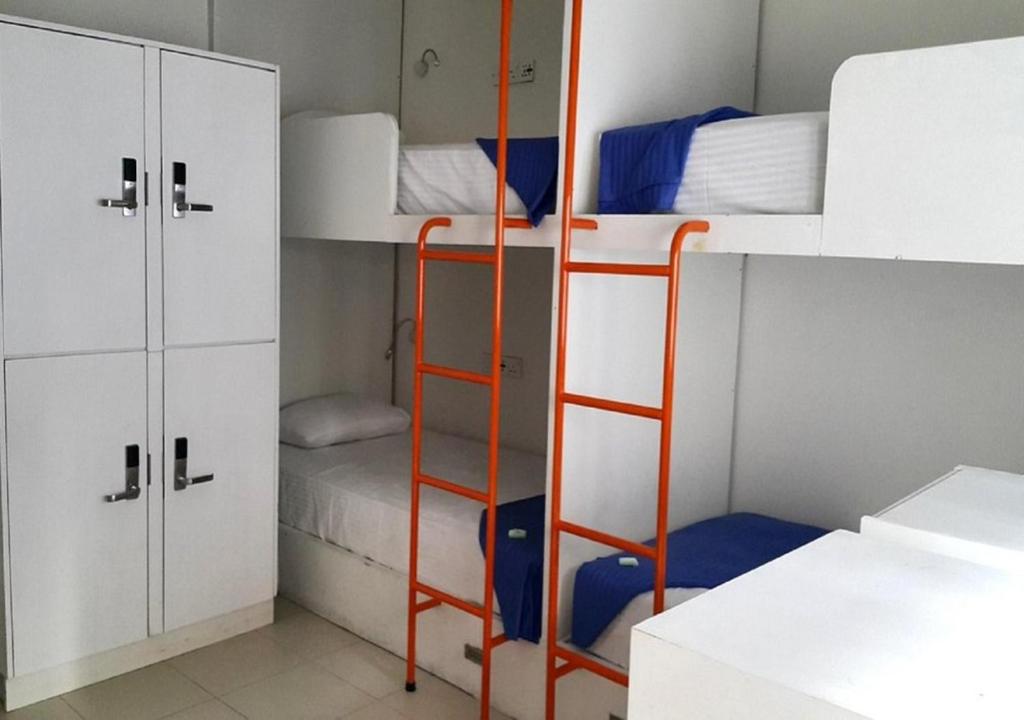 Postel nebo postele na pokoji v ubytování Traveler's Haven Hostel at Colombo Intl Airport