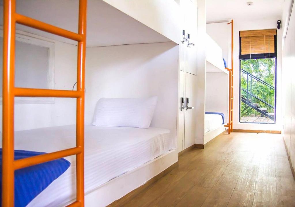 Postel nebo postele na pokoji v ubytování Traveler's Haven Hostel at Colombo Intl Airport
