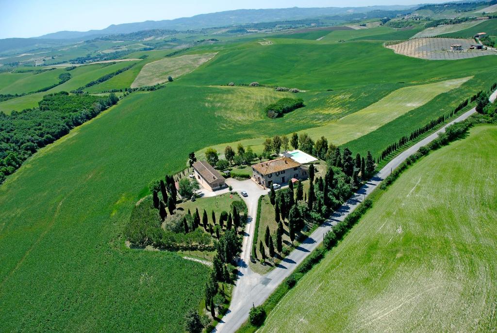 una vista aerea di una casa in un campo verde di Bio Agriturismo Pratini a Montelopio