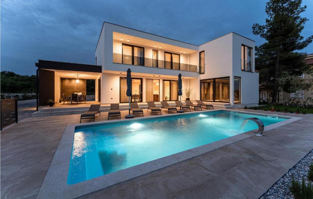 ein Haus mit einem Swimmingpool vor dem Haus in der Unterkunft Villa Gloria in Frata