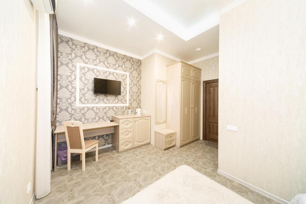 TV a/nebo společenská místnost v ubytování L.O.Y Family Hotel