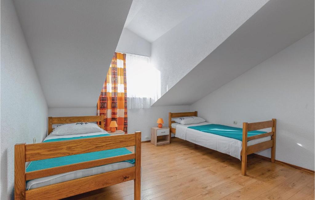 Posteľ alebo postele v izbe v ubytovaní Nice Apartment In Kostrena With Wifi