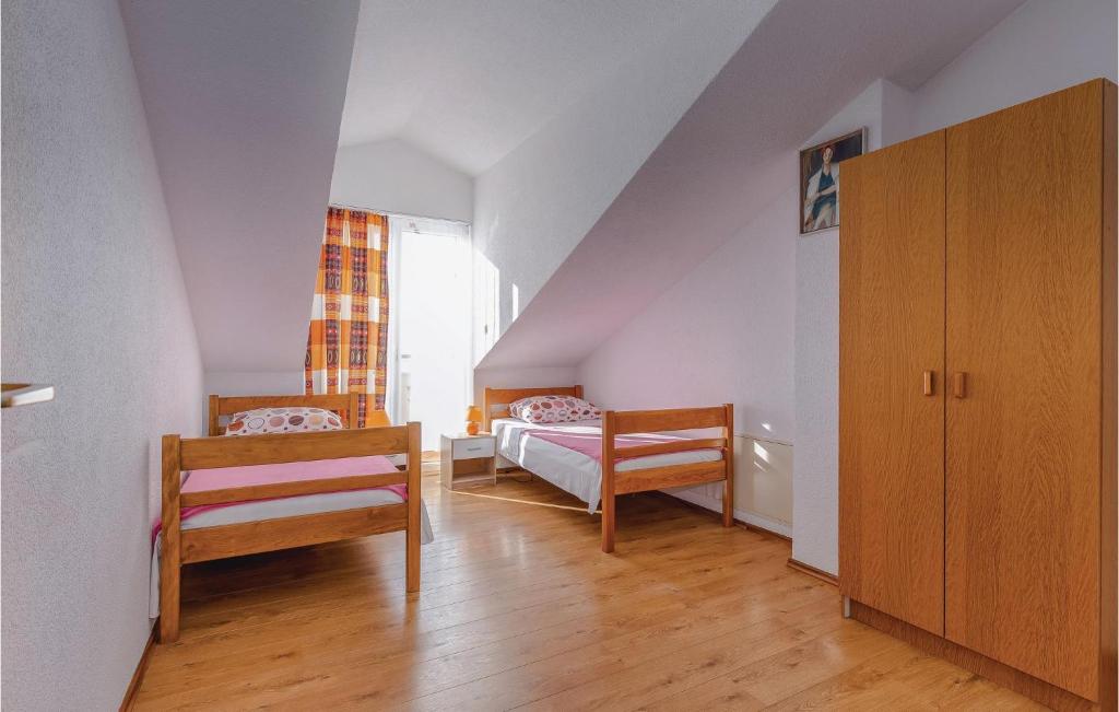 Posteľ alebo postele v izbe v ubytovaní Nice Apartment In Kostrena With Wifi