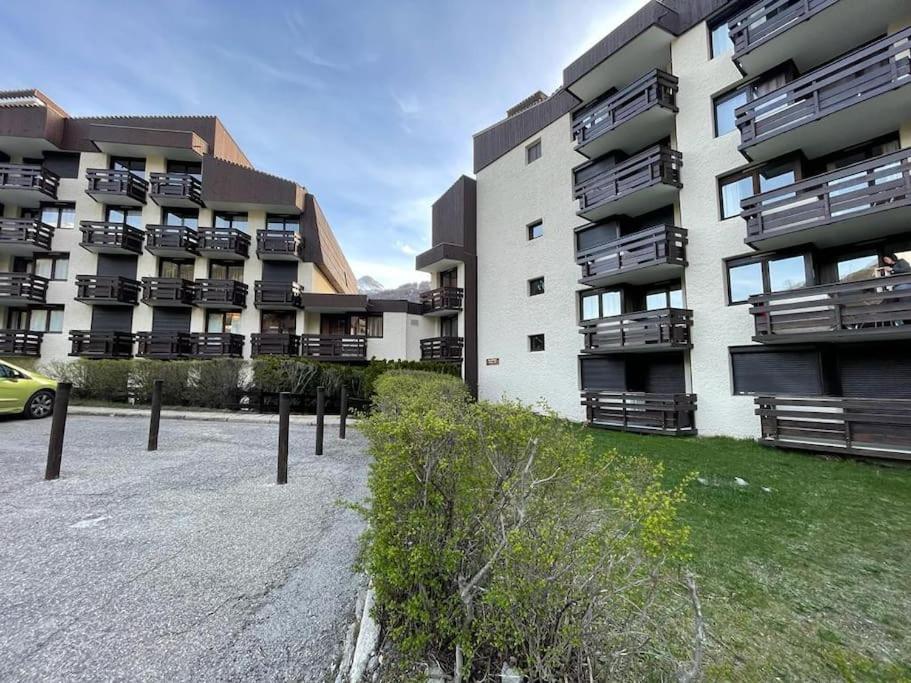 ein leerer Parkplatz vor einem Gebäude in der Unterkunft Serre Chevalier Chantemerle Vue Montagne in Saint-Chaffrey