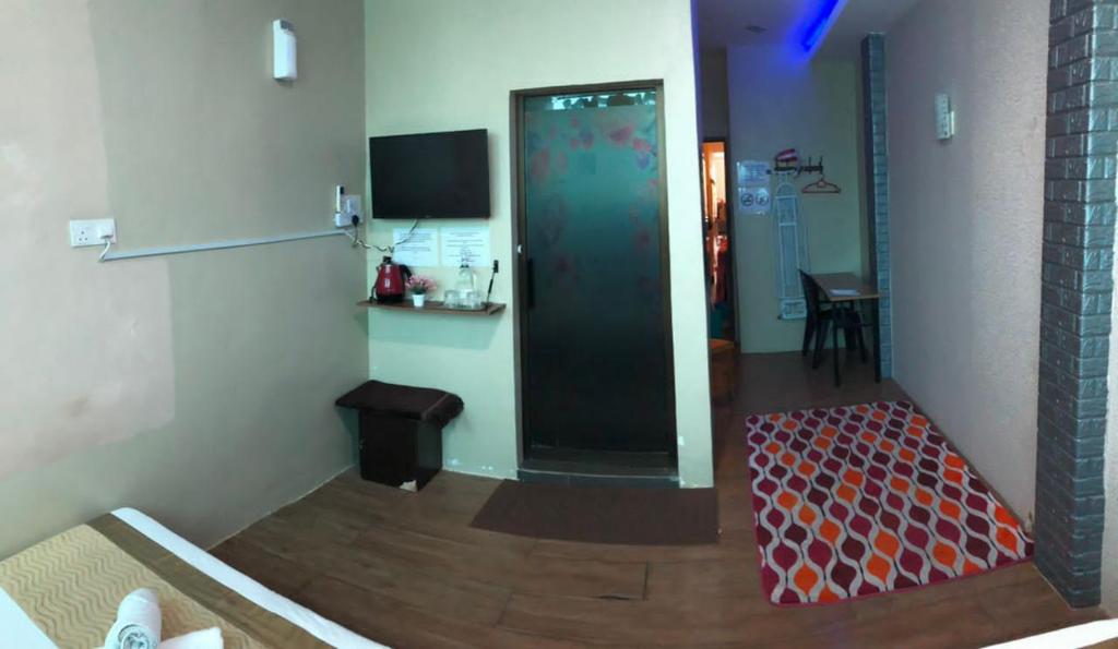 TV a/nebo společenská místnost v ubytování LE dEON HOTEL Former Pine Hotel