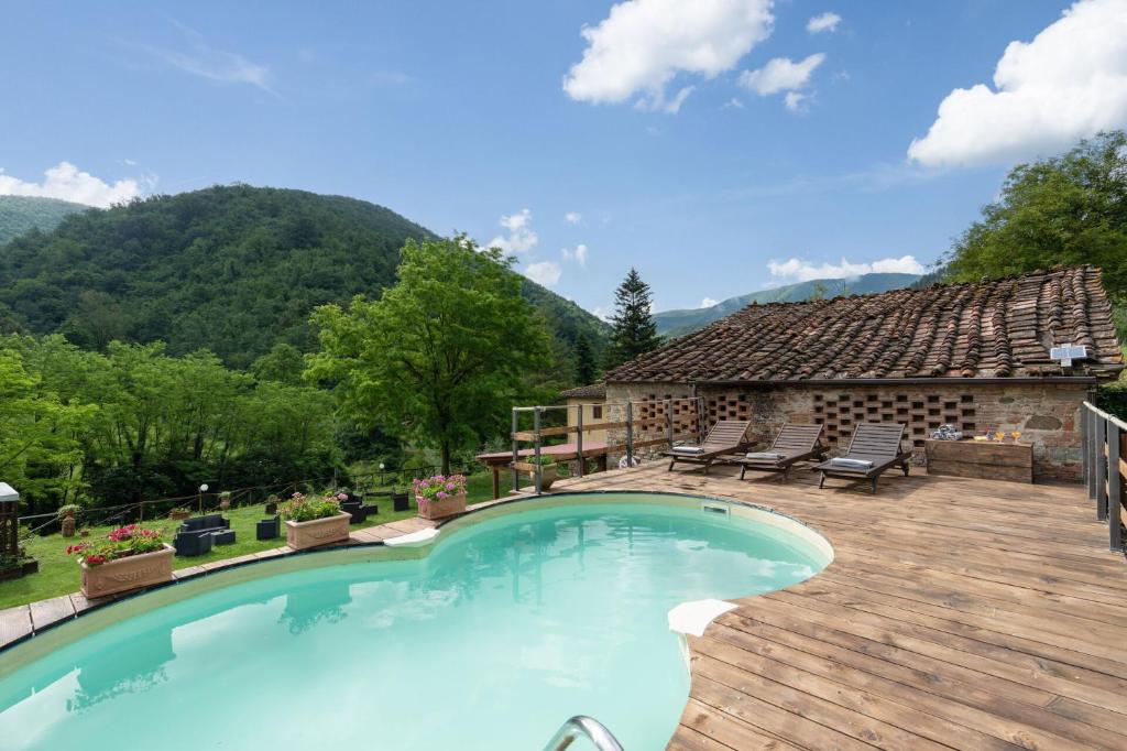 basen na drewnianym tarasie z domem w obiekcie Locanda Di Alberi w mieście Borgo San Lorenzo