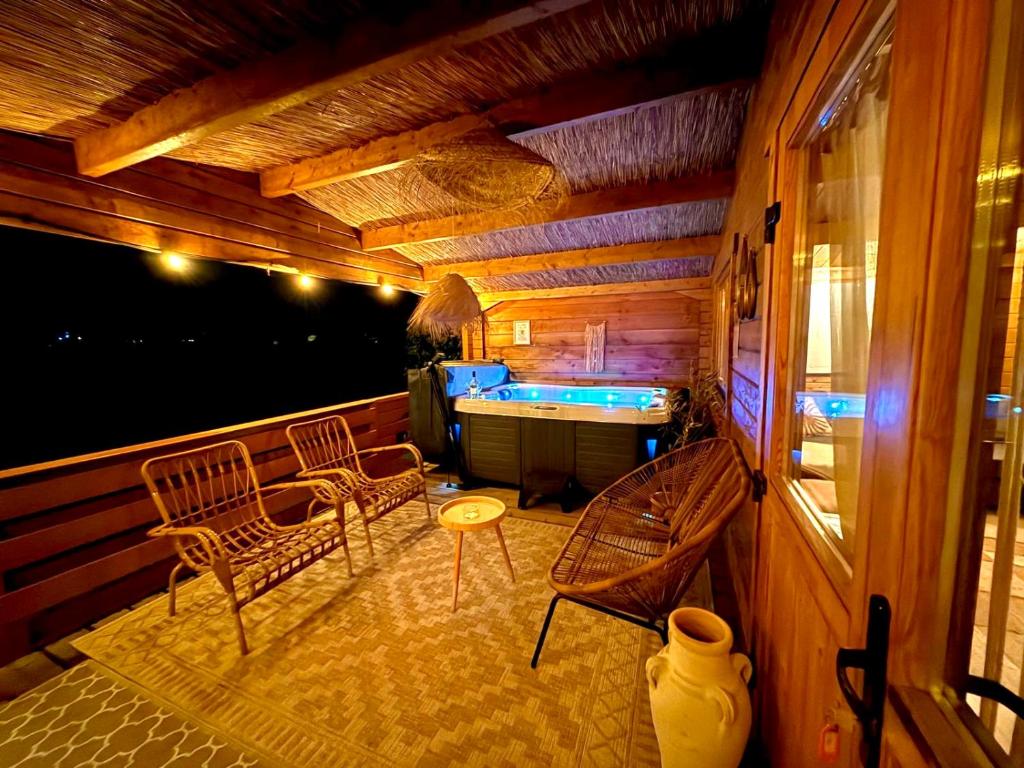 Fotografie z fotogalerie ubytování Mediterranean style chalet with jacuzzi and garden near Amsterdam v destinaci Vijfhuizen