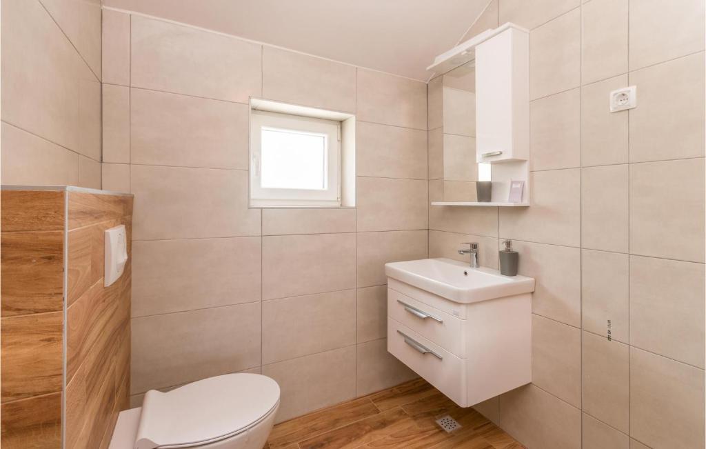 Koupelna v ubytování 4 Bedroom Awesome Home In Radasinovci